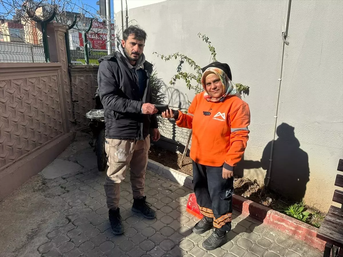 Tarsus\'ta Temizlik Görevlisinden Örnek Davranış