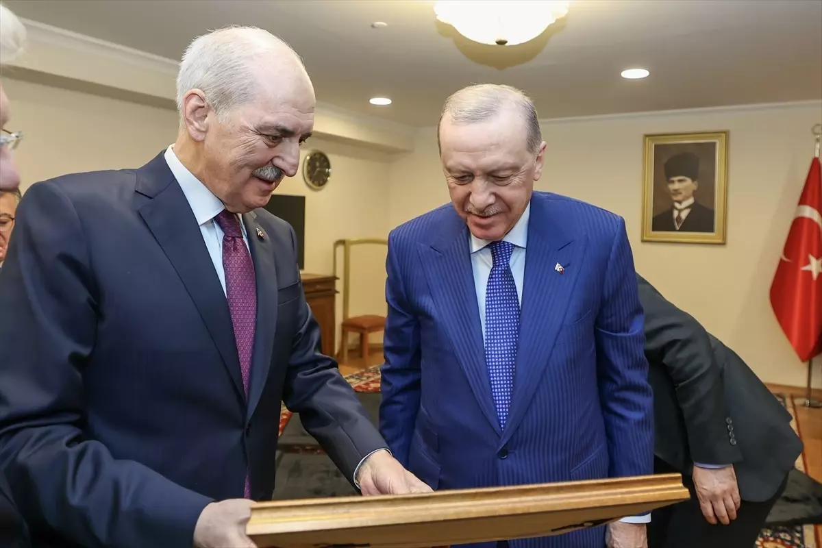 TBMM Başkanı Kurtulmuş, Cumhurbaşkanı Erdoğan\'a, Sırrı Süreyya Önder\'le çekilen bir fotoğrafını takdim etti