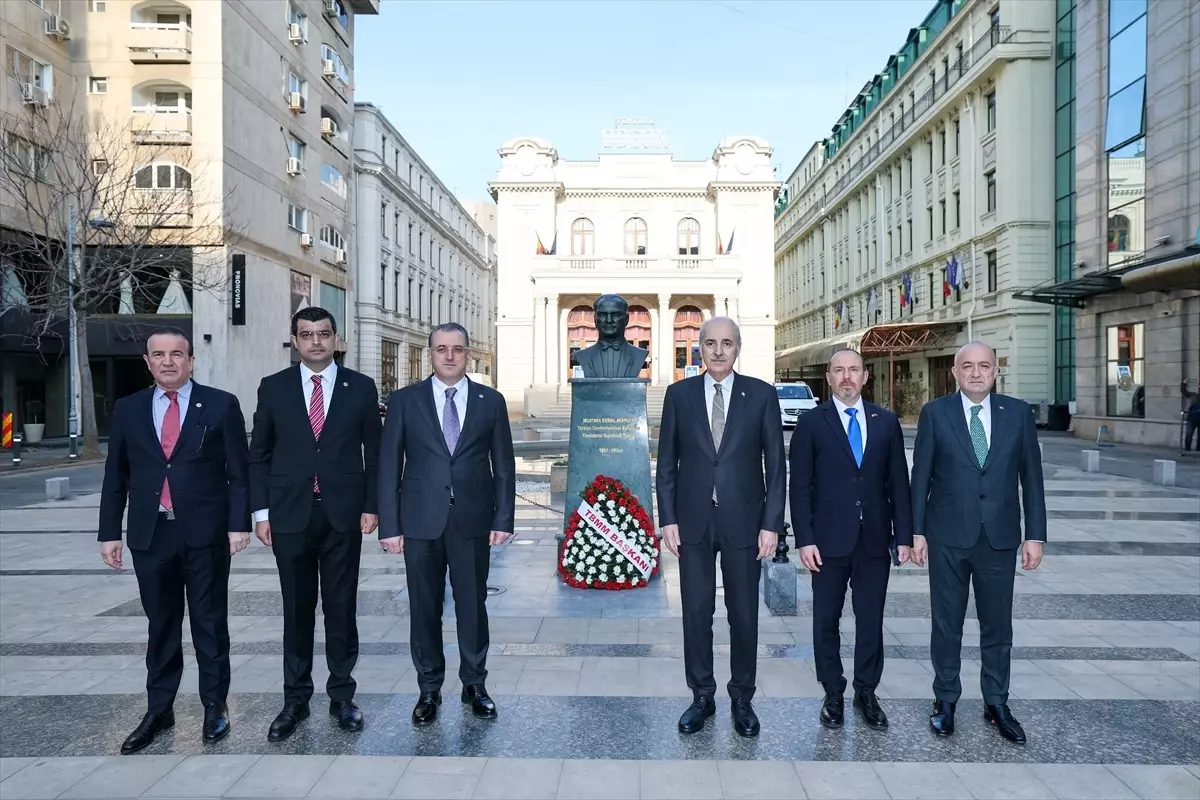 Kurtulmuş\'tan Atatürk Anıtı Ziyareti