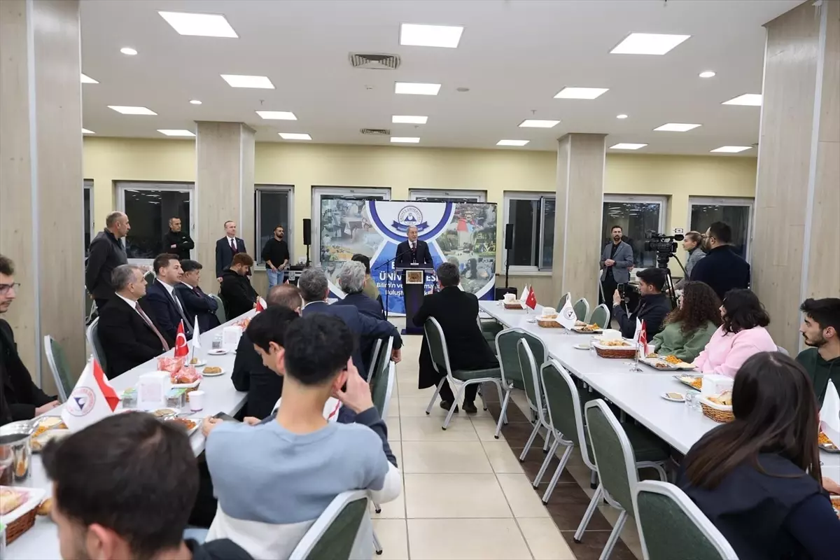 Hulusi Akar ERÜ Öğrencileriyle İftar Yaptı