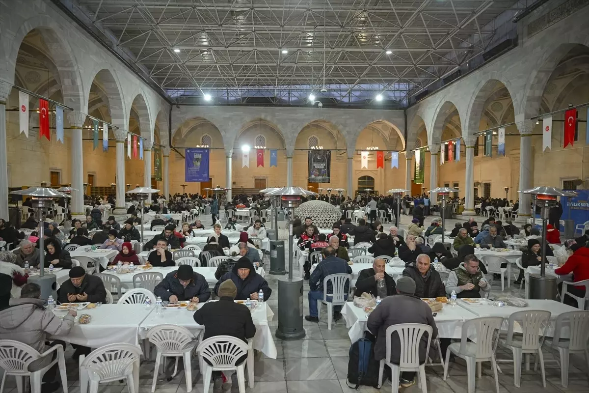 Kocatepe Camisi\'nde Günlük 2 Bin Kişilik İftar