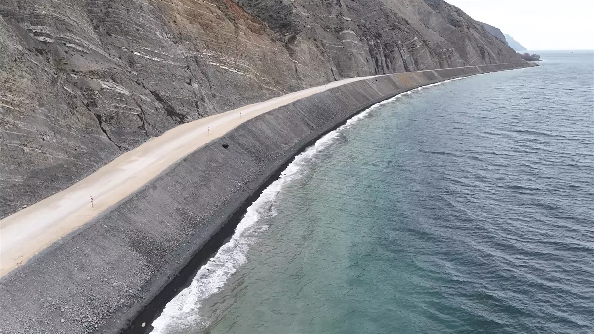 Şarköy\'de Heyelan Sonrası Yol Yeniden Açıldı