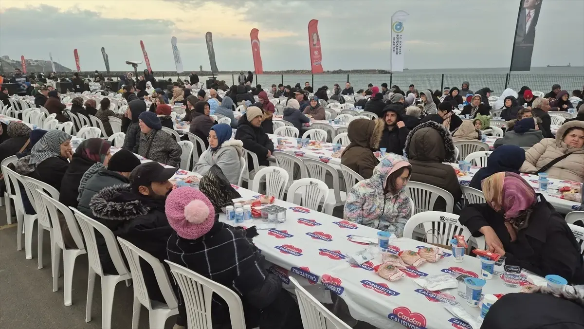 Tekirdağ\'da 8 Bin Kişi İftar Açtı