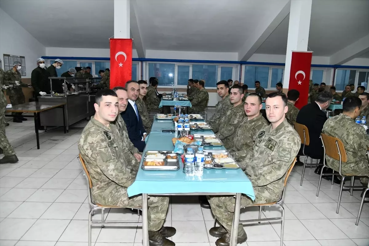 Vali Soytürk\'ten Askerlere İftar