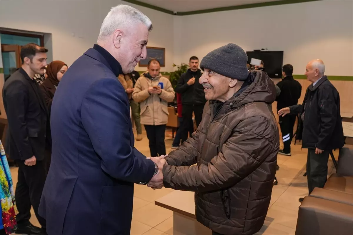 Ticaret Bakanı Ömer Bolat, Darülaceze sakini Fuzuli Nedim Şimşek\'i ziyaret etti