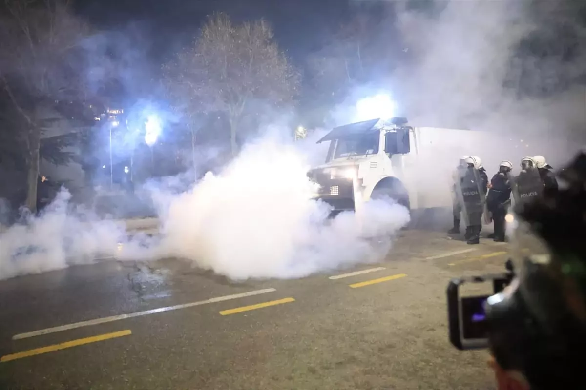 Arnavutluk\'ta Yolsuzluk Gösterileri