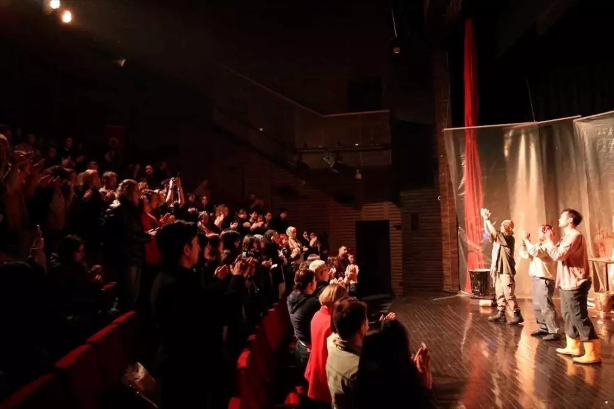 Maskeliler Oyunu Düzce\'de Sahneleniyor