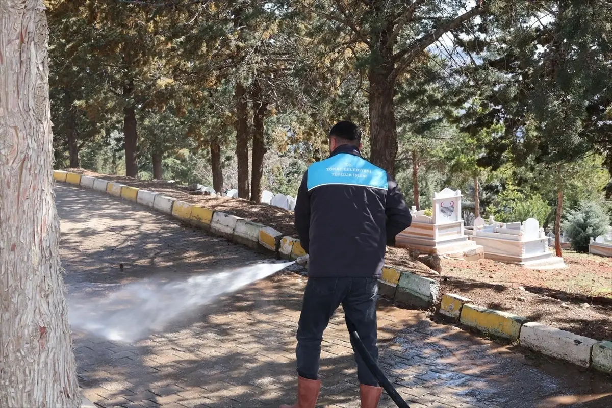 Tokat Belediyesi ekipleri mezarlıklarda bayram öncesi bakım çalışması yapıyor