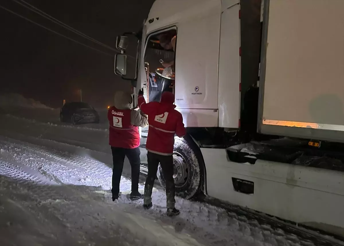 Kar Nedeniyle Yolda Kalanlara Kumanya