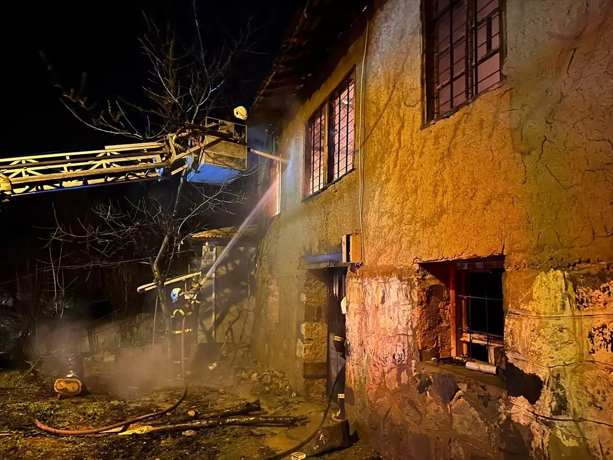 Erbaa\'da Yangın: İki Katlı Ev Küle Döndü