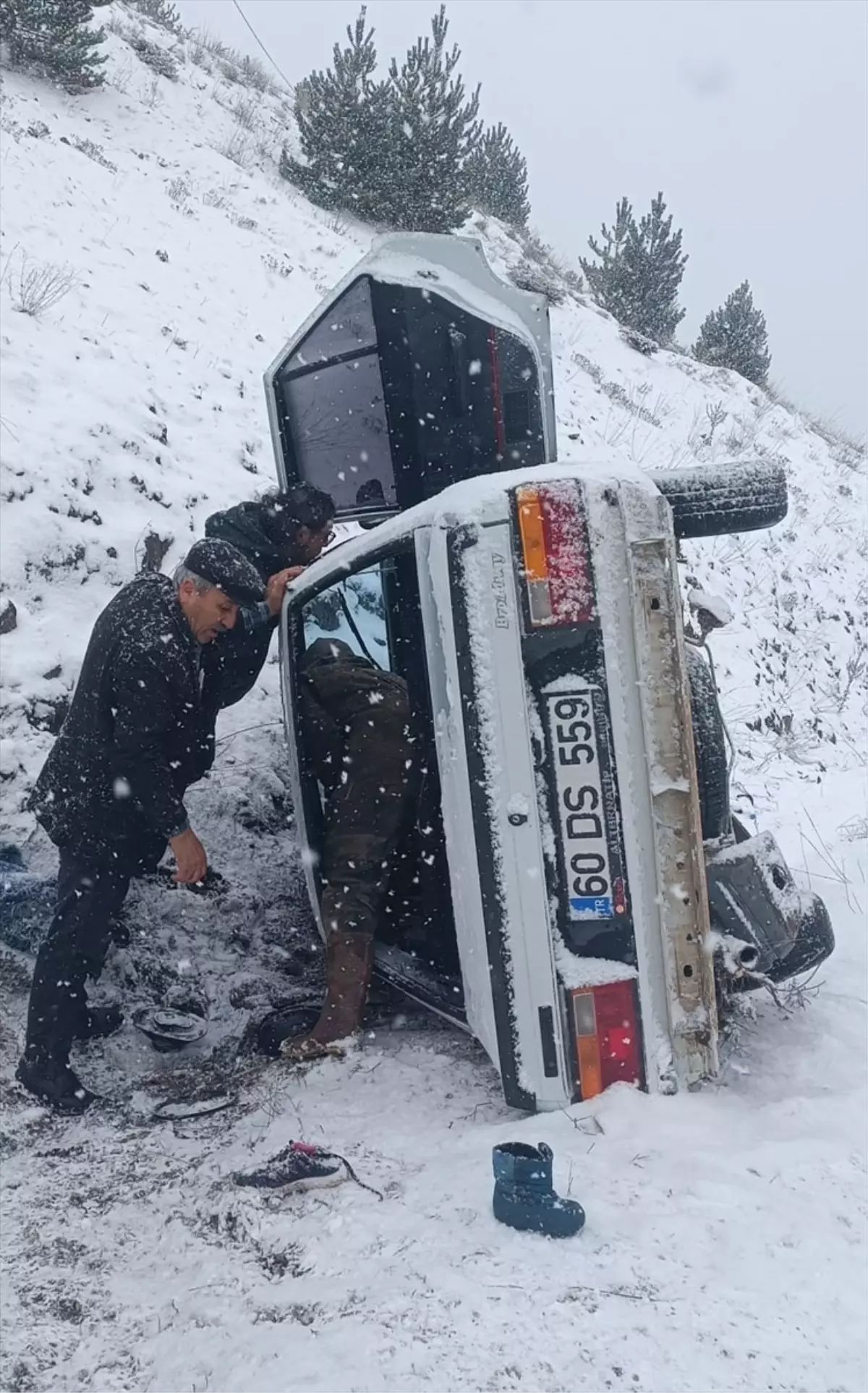 Tokat\'ta Otomobil Devrildi: 4 Yaralı