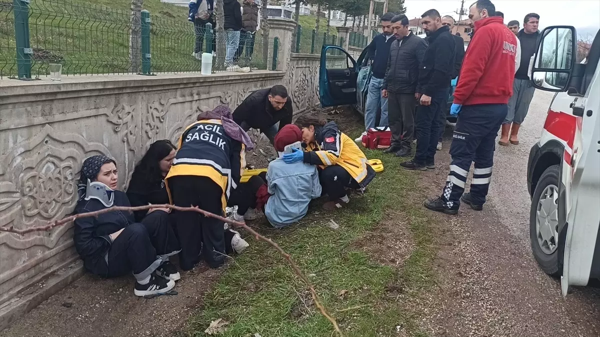 Tokat\'ta Elektrik Direğine Çarpan Araçta 4 Yaralı