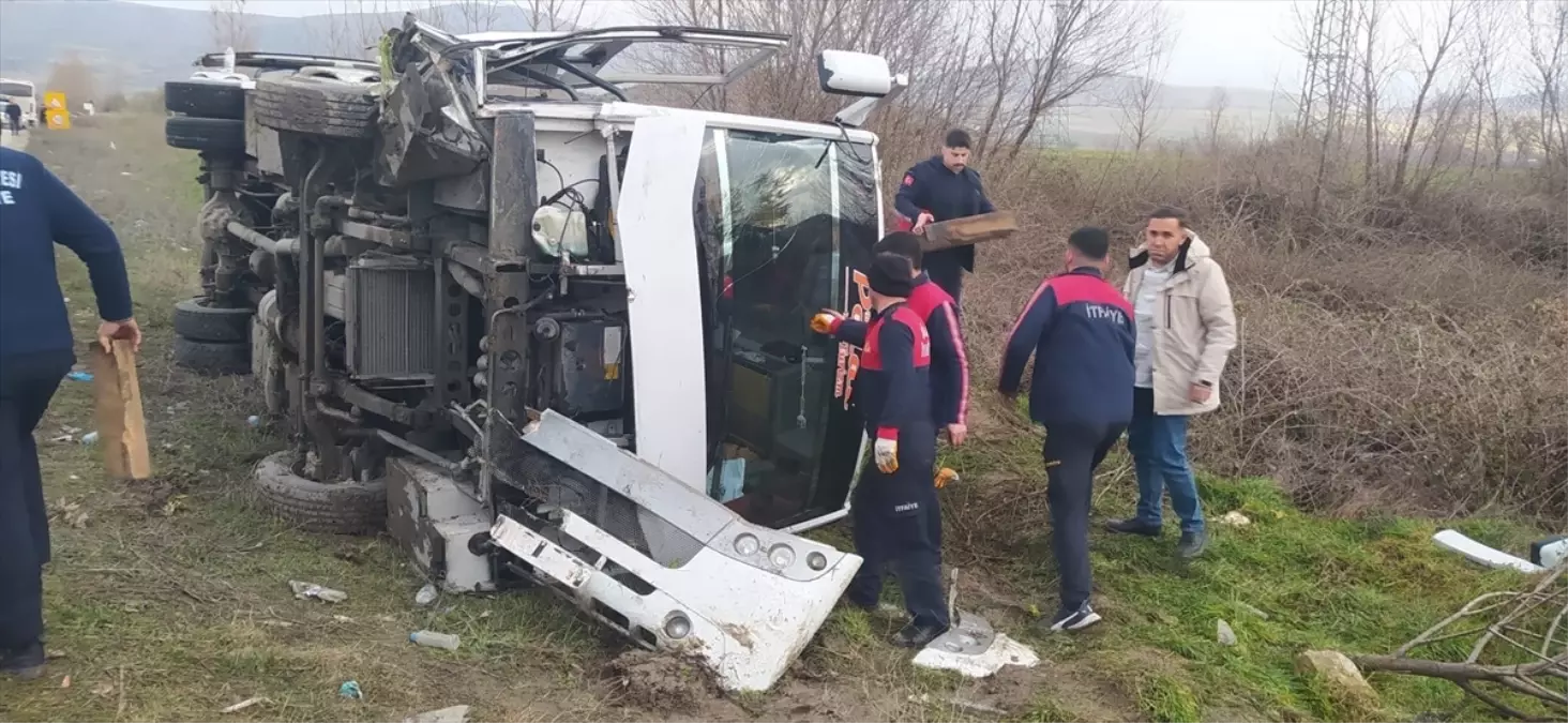 Tokat\'ta Minibüs ve Otomobil Çarpıştı: 22 Yaralı
