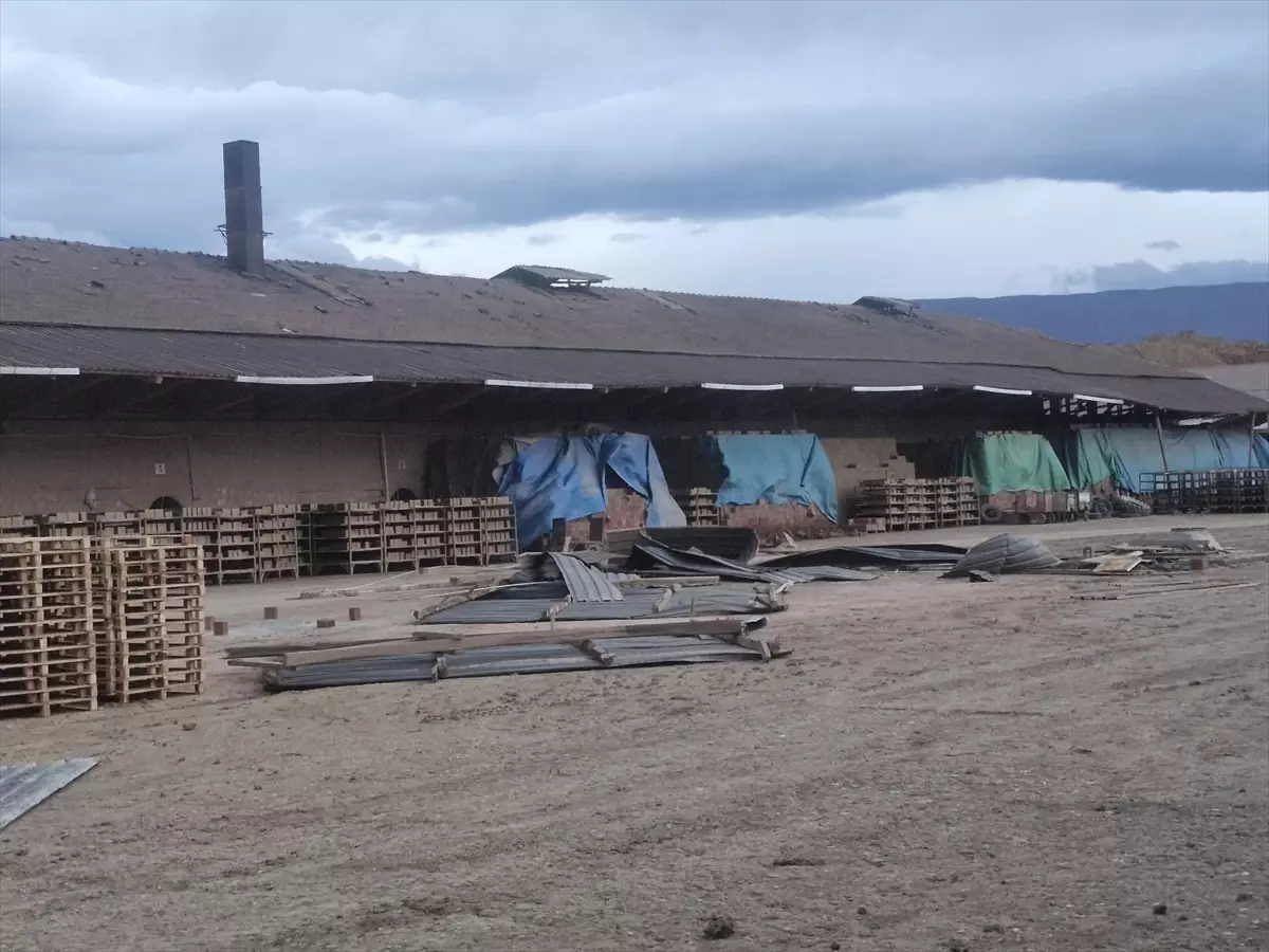 Erbaa\'da Rüzgar Fabrika Çatısını Uçurdu