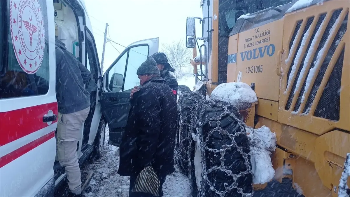 Kar nedeniyle kapanan yolda hasta kurtarıldı