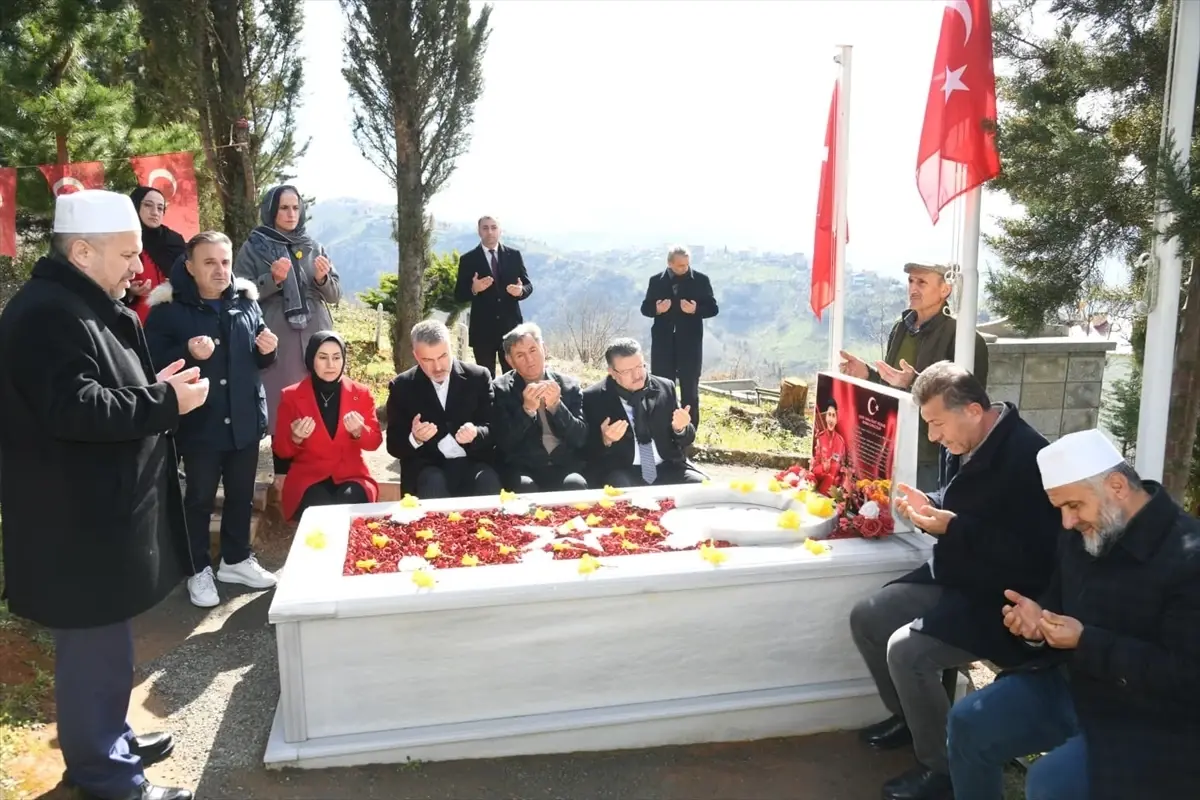 Trabzon Büyükşehir Belediye Başkanı Genç\'ten şehit pilot Gençcelep\'in mezarına ziyaret