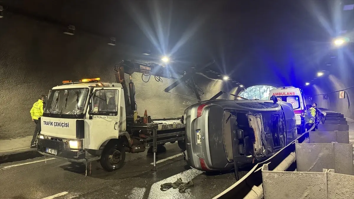 Trabzon\'da Otomobil Devrildi: 2 Yaralı