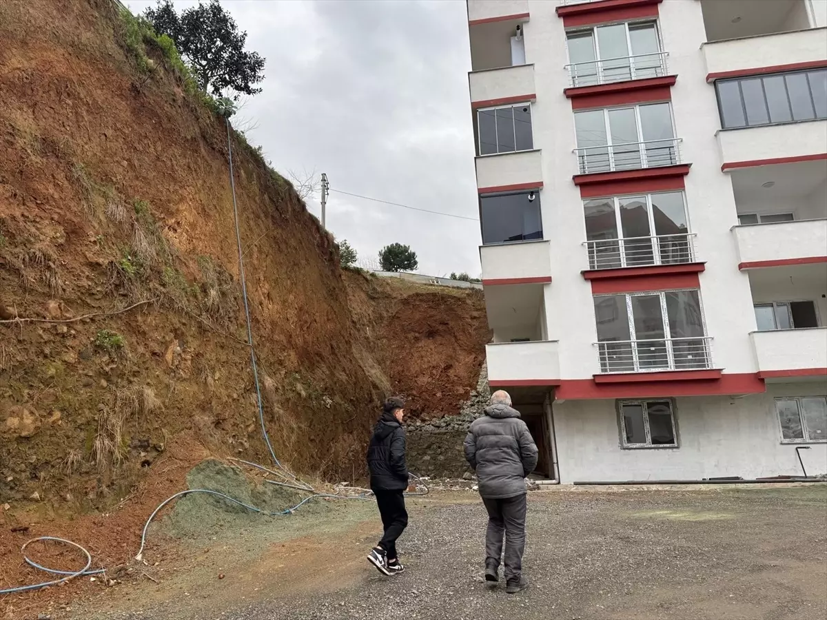 Yomra\'da İstinat Duvarı Çöktü