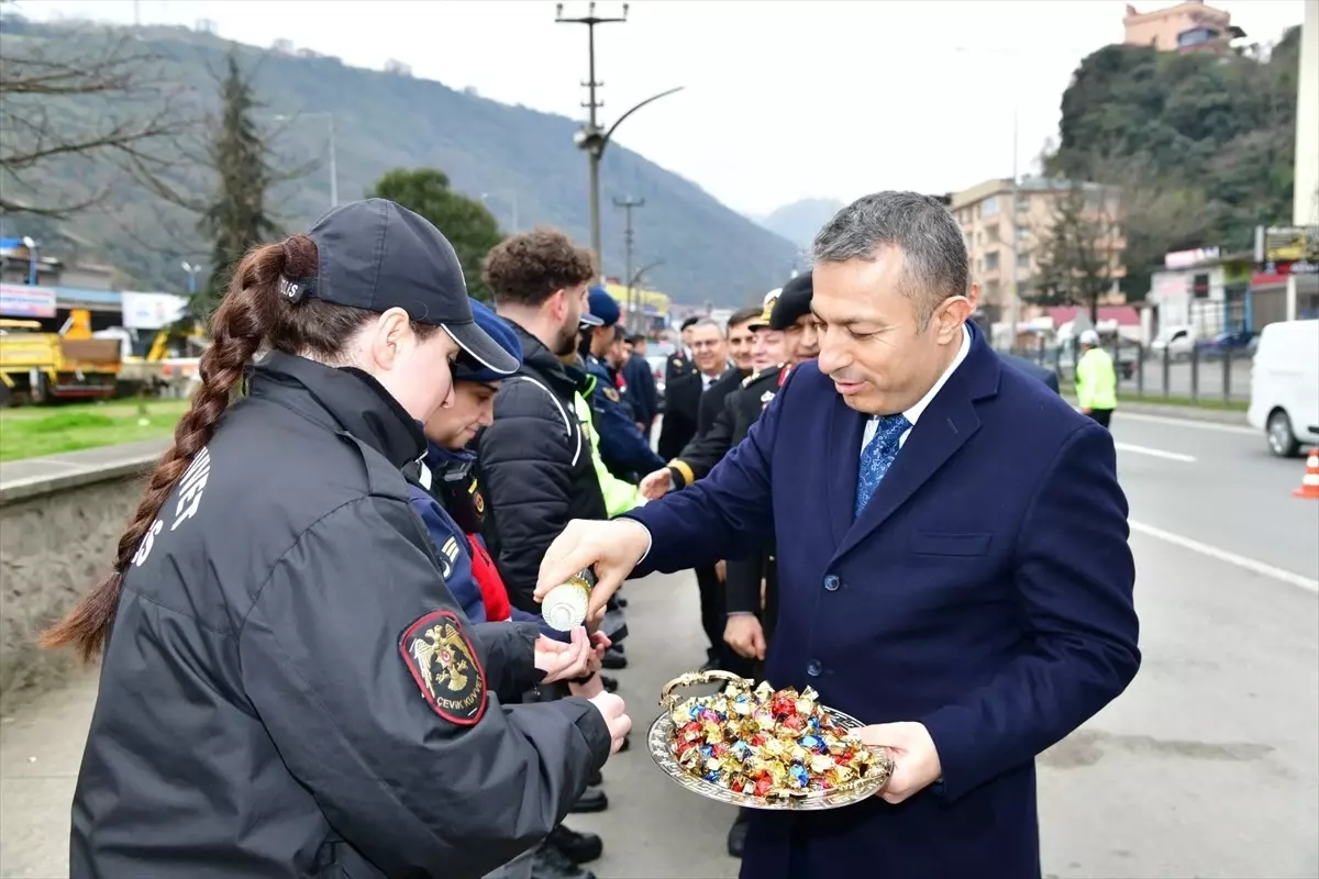Vali Şahin\'den Şehitlik Ziyareti