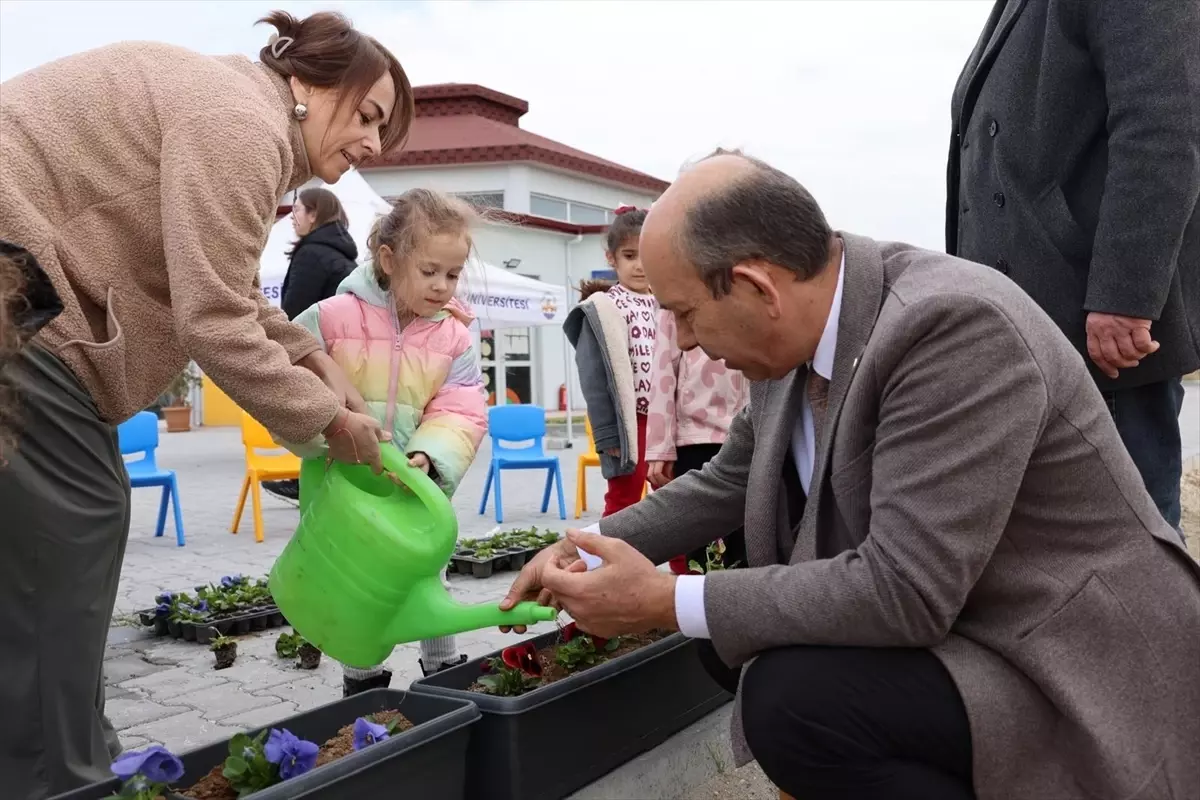 Çocuklardan Çiçek Dikim Etkinliği
