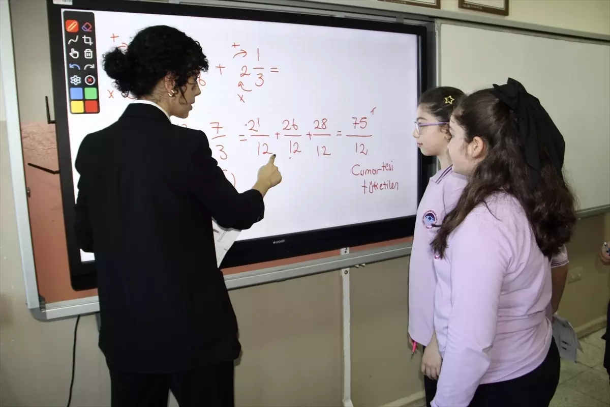 Tuğçe öğretmen öğrencilerine ders saati dışında gönüllü olarak matematik kursu veriyor