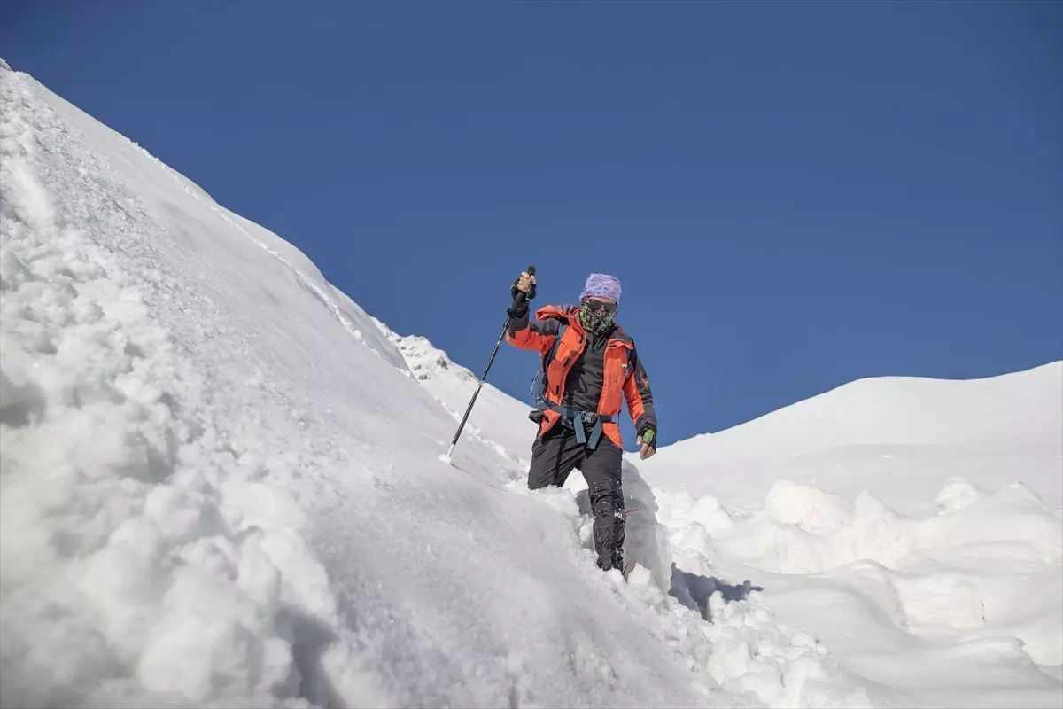 Tunceli\'de Dağcılar Zirveye Tırmanıyor