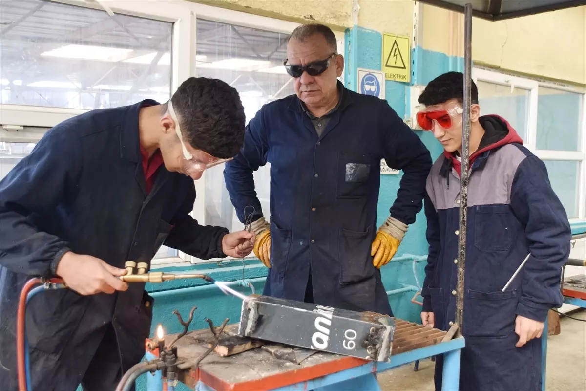 Atıl Malzemelerden Yeni Eşyalar