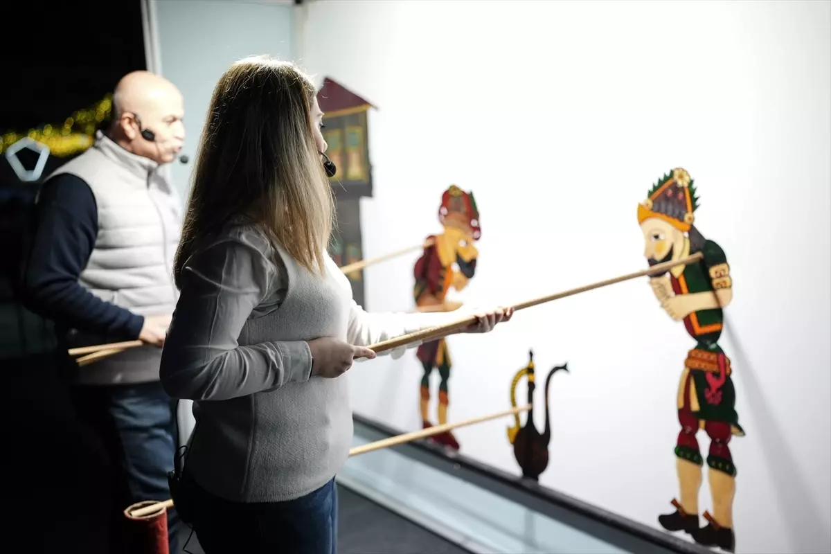 Geleneksel Gölge Oyununu Dünyaya Taşıyan Kadın Usta