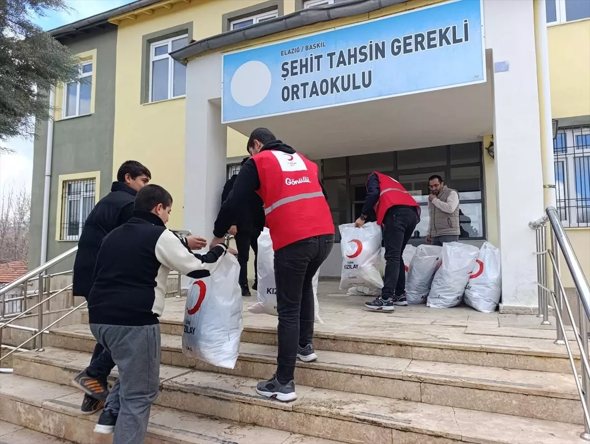 Türk Kızılay Baskil Şubesi\'nden ihtiyaç sahibi öğrencilere kıyafet yardımı