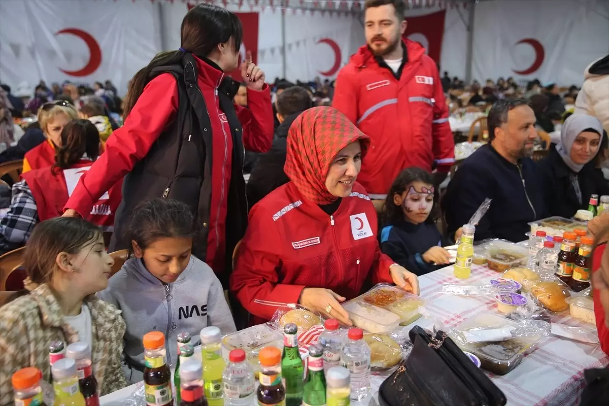 Kızılay İftarında Depremzedelerle Buluşma