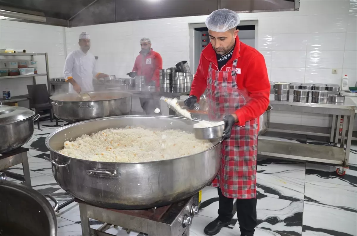 Kızılay\'dan 1000 Aileye İftar Yemeği