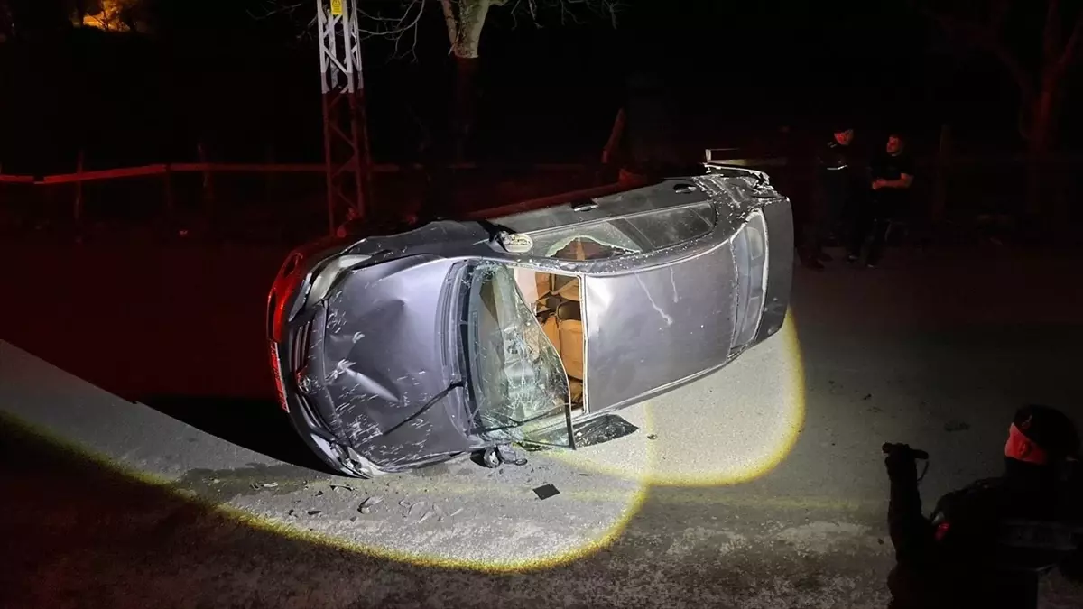 Sinop\'ta Otomobil Devrildi: 2 Yaralı