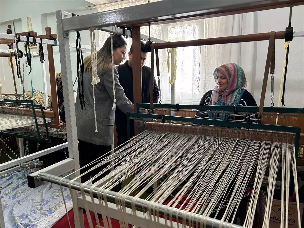 Kaymakam Kandemir, Dokuma Kursunu Ziyaret Etti