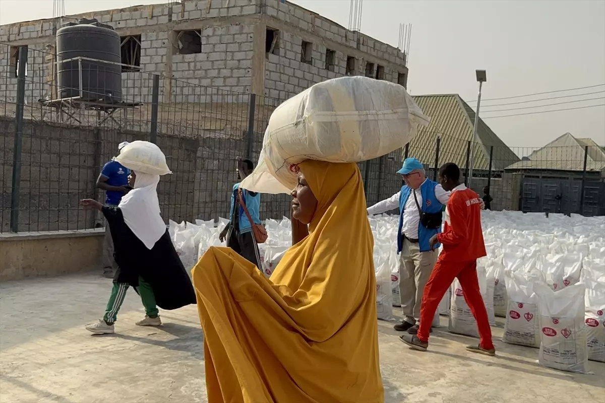 TDV, Nijerya\'da Gıda Kolisi Dağıttı