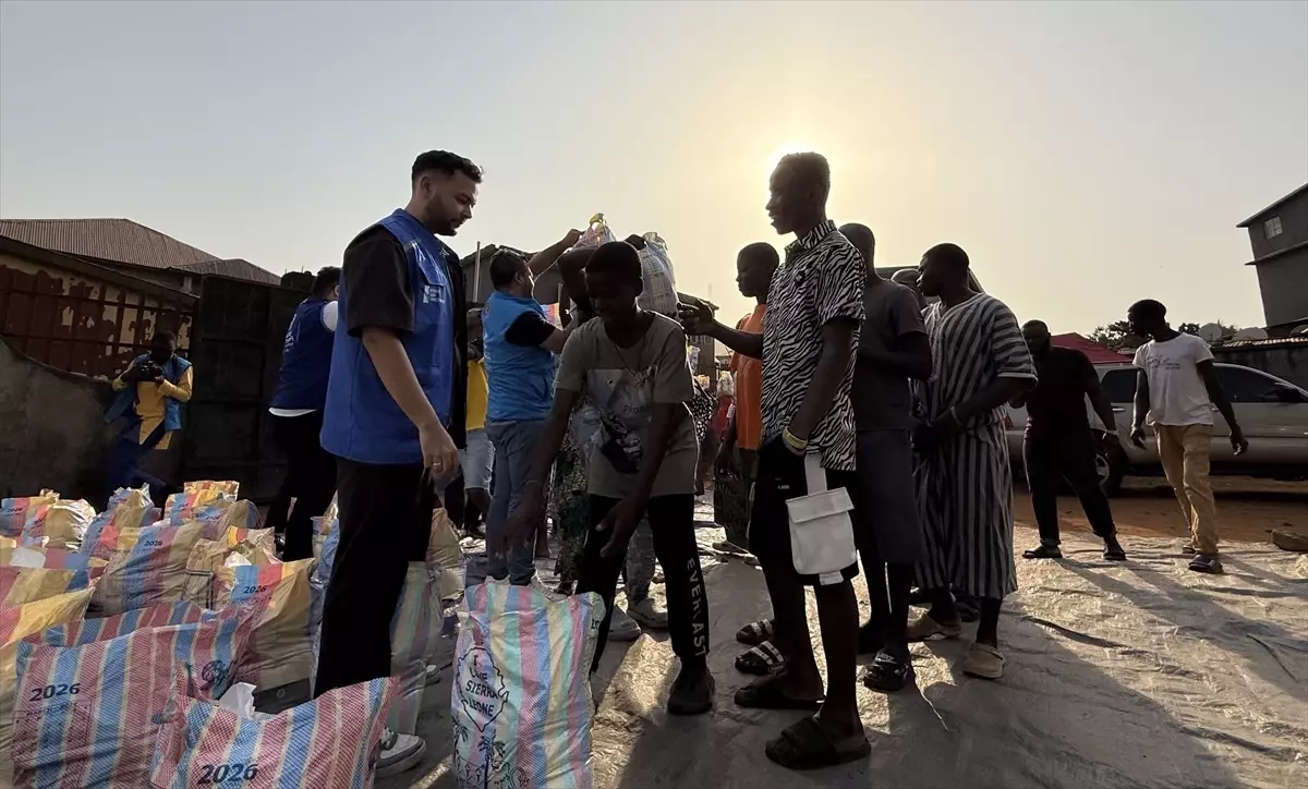 TDV, Freetown\'da İhtiyaç Sahiplerine Gıda Dağıtıyor