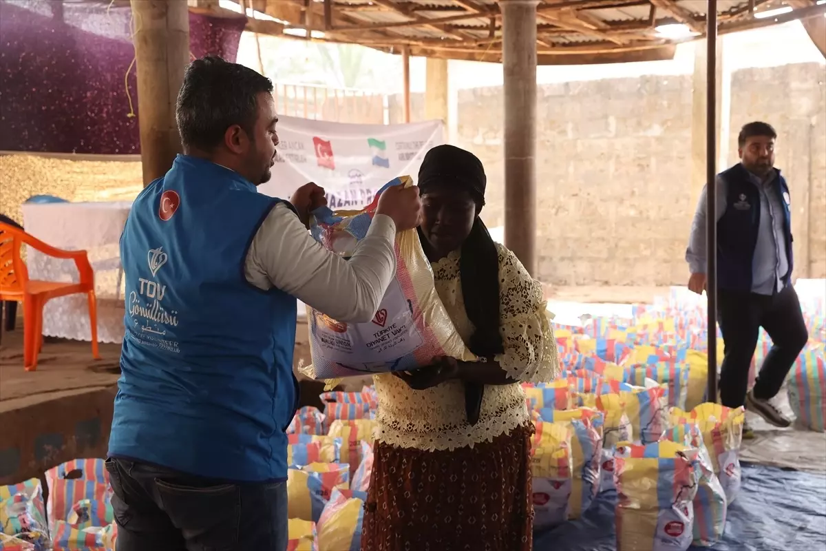 TDV, Sierra Leone\'da Gıda Yardımı Dağıttı