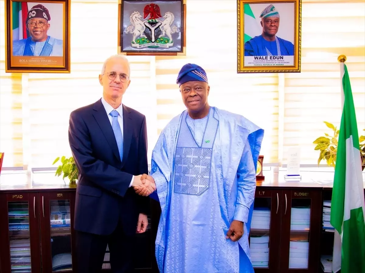 Türk-Büyükelçi Nijeryalı Bakanla Görüştü