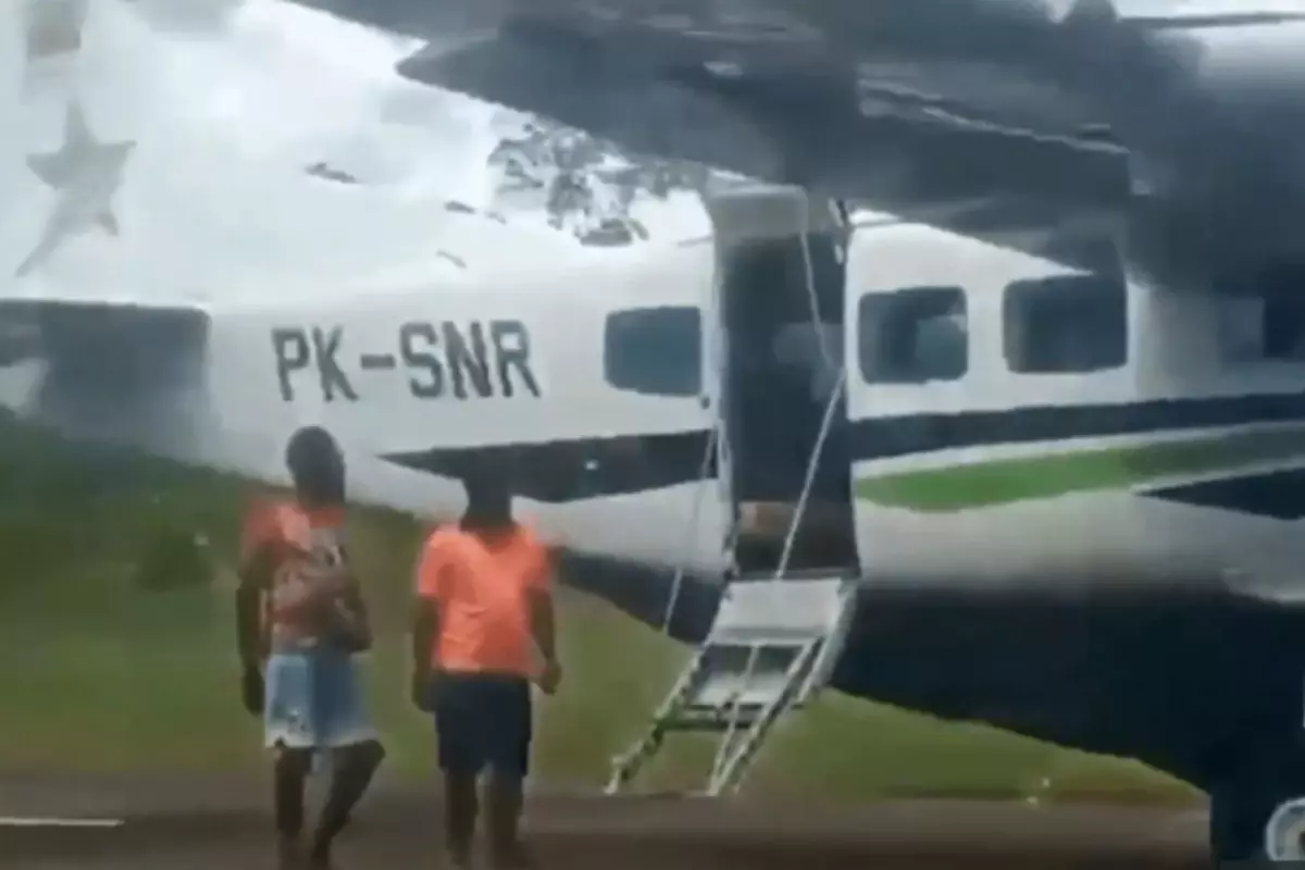 Uçak indikten saniyeler sonra pilot ve yardımcı pilot pistte vurularak öldürüldü