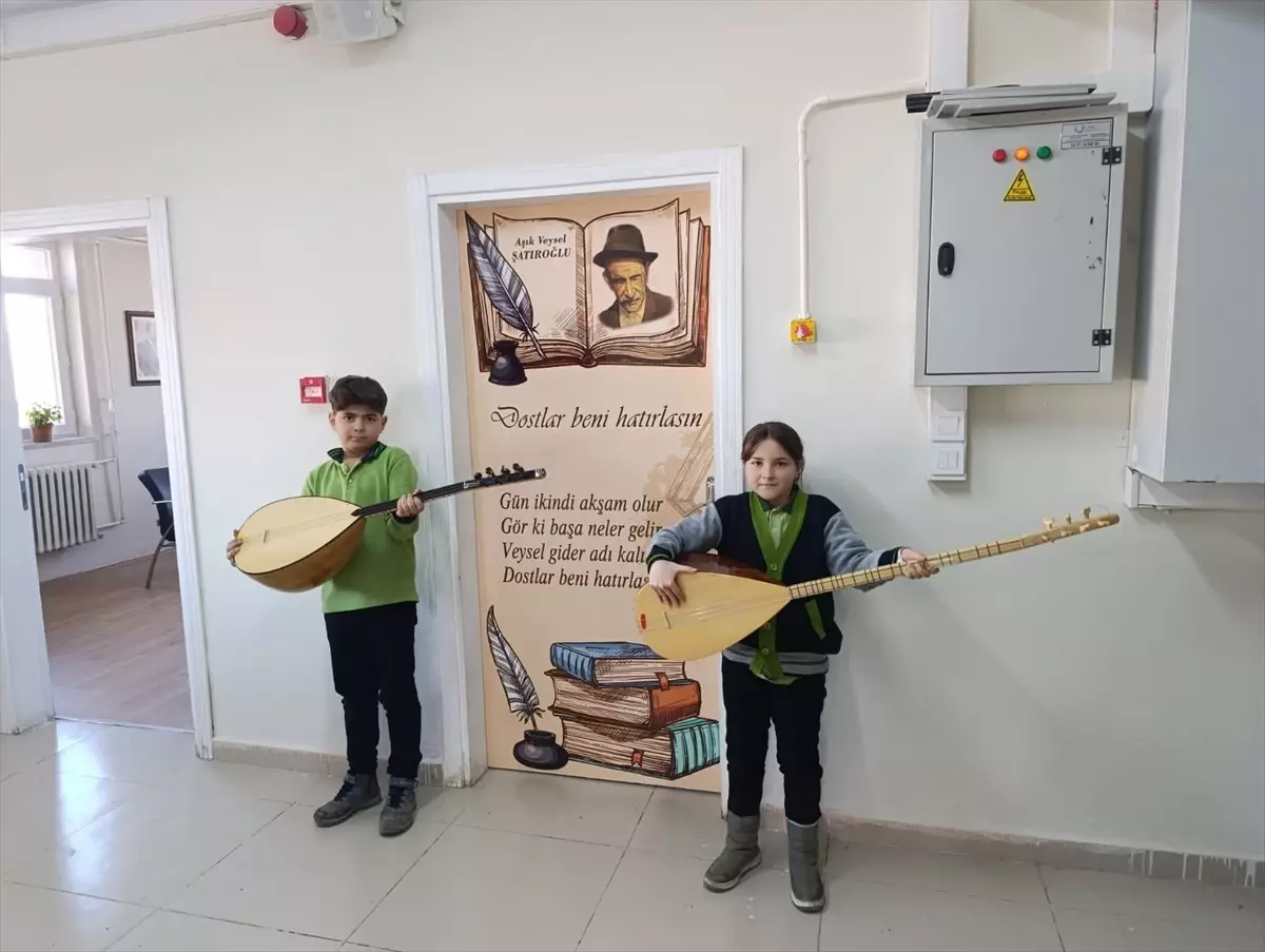 Okul Kapıları Atatürk ve Aşık Veysel ile Süsleniyor