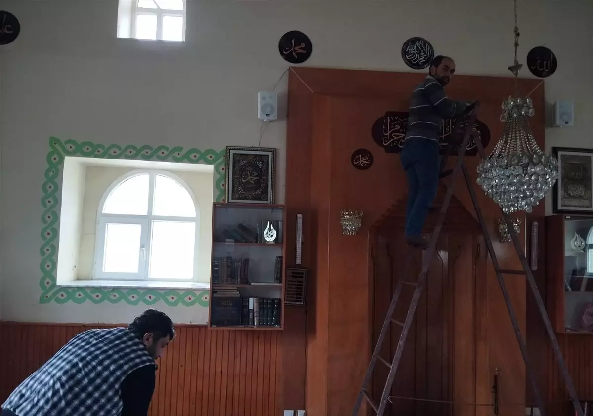 Gürpınar Köyü\'nde İmece Usulü Camii Bakımı