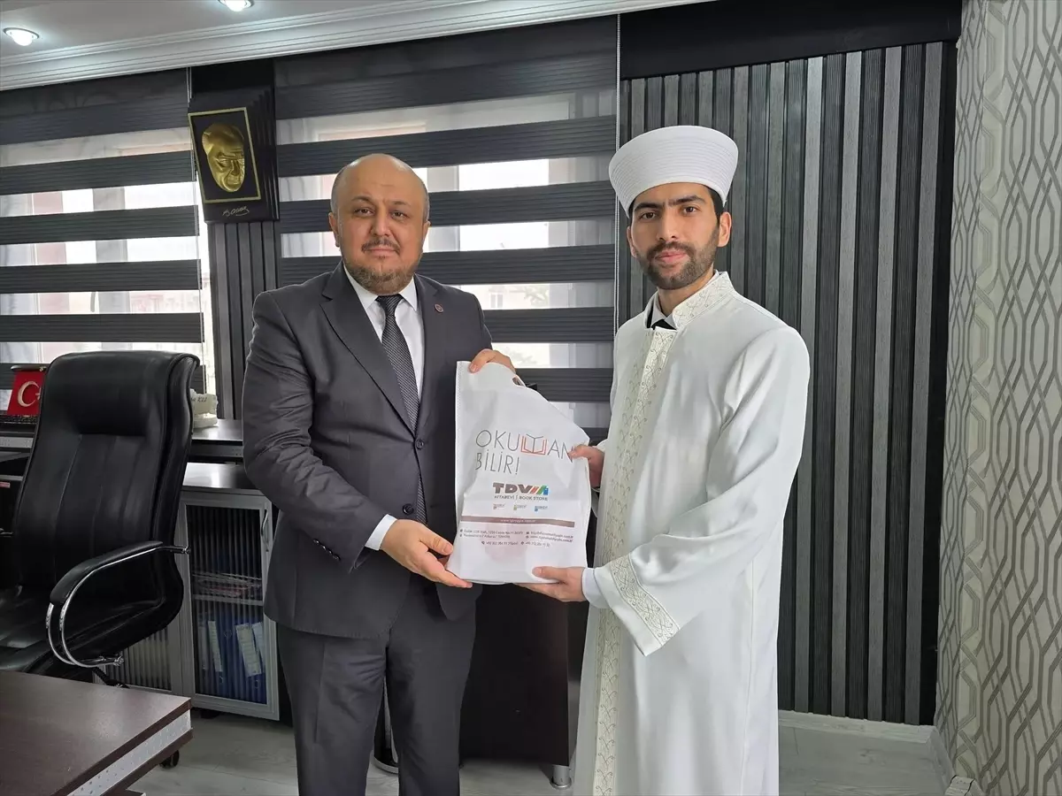 Din Görevlilerine Cübbe ve Sarık Giydirildi