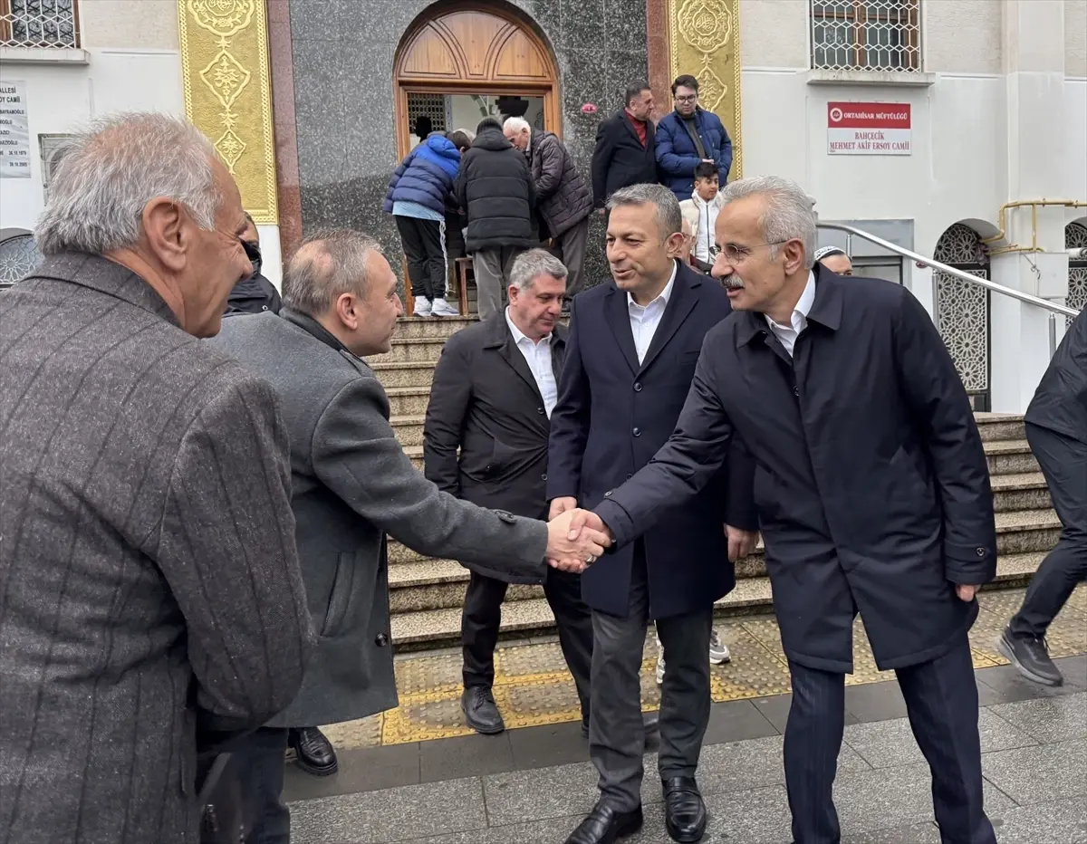 Bakan Uraloğlu Bayram Namazını Trabzon\'da Kıldı