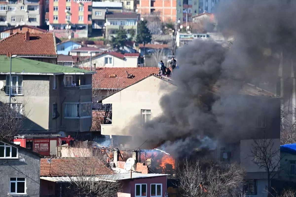 Ümraniye\'de Gecekondu Yangını