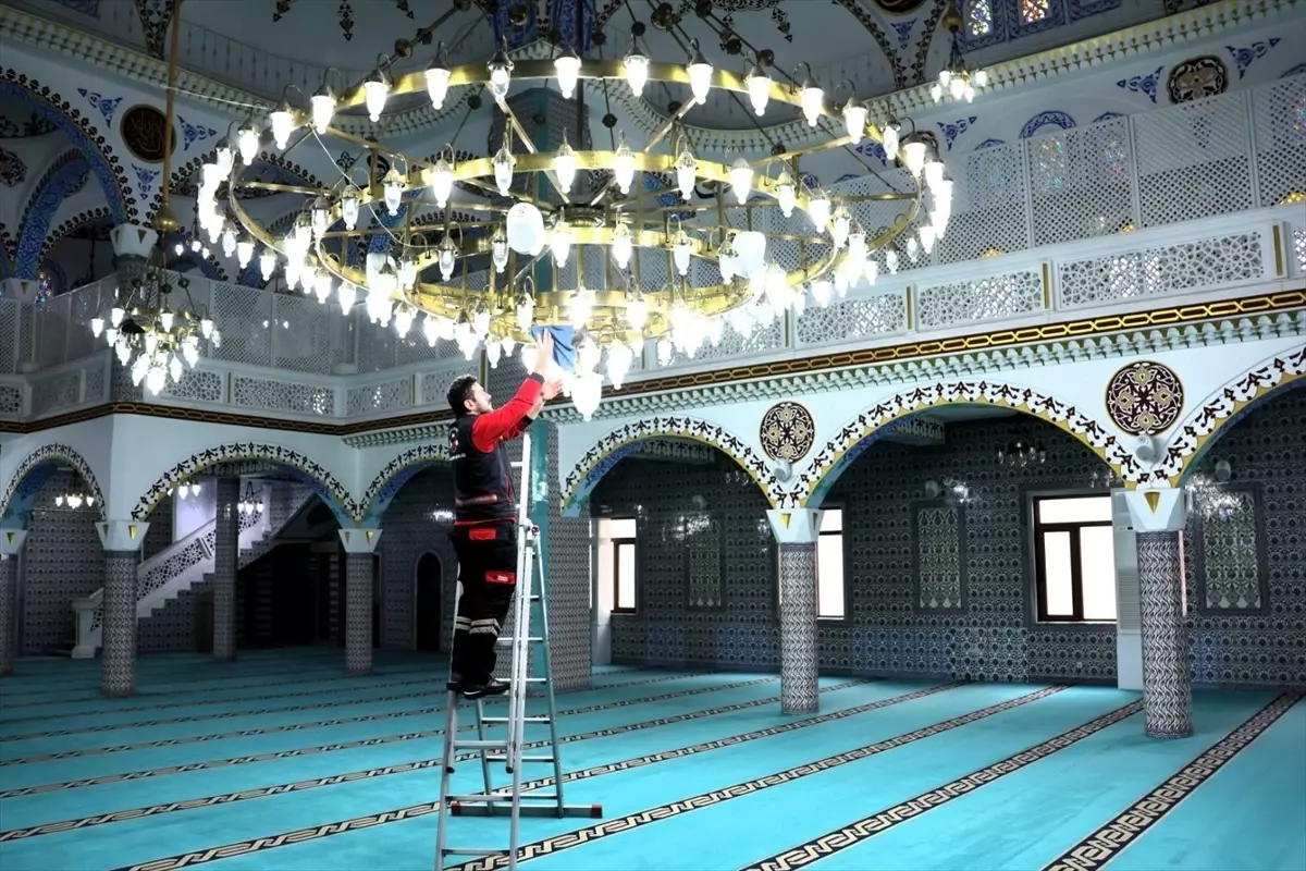 Ümraniye\'de Camiler Ramazan Bayramı için Temizlendi