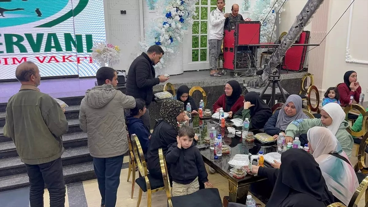 Umut Kervanı İnsani Yardım Vakfı Kahire\'de Gazzeli ailelere iftar verdi