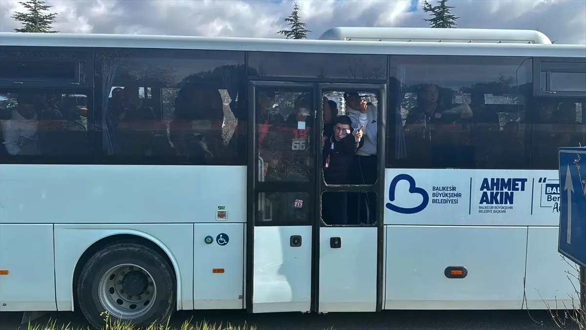 Uşak\'ta Balıkesirspor taraftarlarını taşıyan otobüse taşlı saldırı