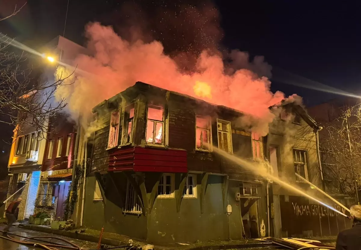 Üsküdar\'da Metruk Binalarda Yangın