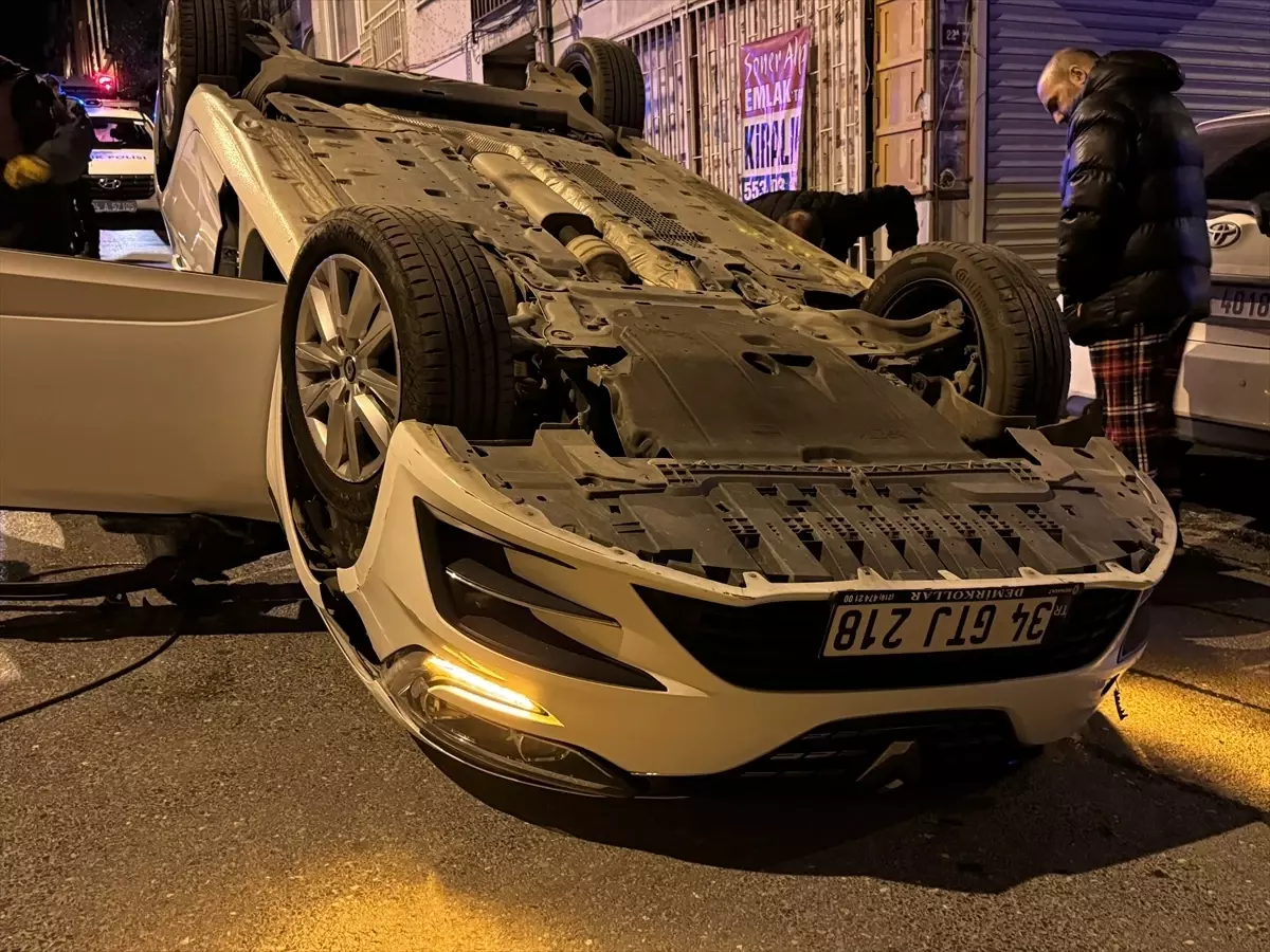 Üsküdar\'da Yokuş Aşağı Araç Kazası