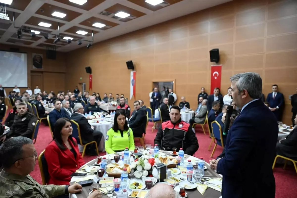 Vali Yunus Sezer, iftar sofrasında polislerle bir araya geldi