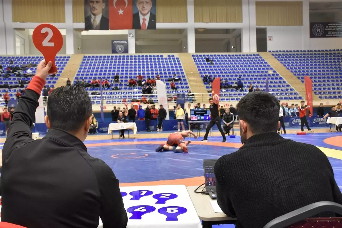 Van\'da 15 Yaş Altı Güreş Müsabakaları Başladı